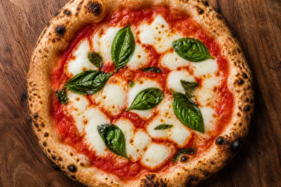 Pizza margherita tomate mozzarella basilic Chez Nino.